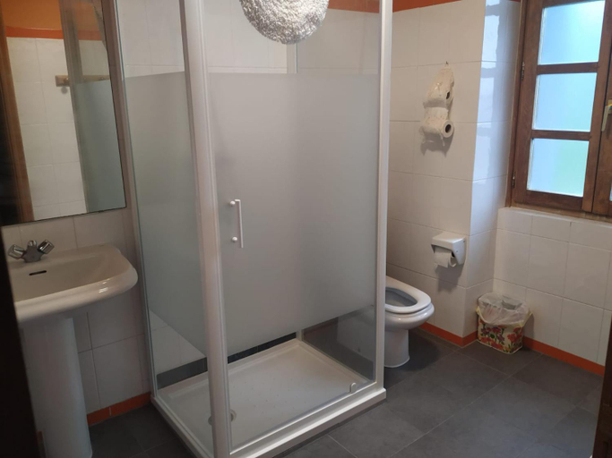 Bathroom 5, Beizamako Aterpetxea - Albergue Turistico de Beizama, Guipúzcoa