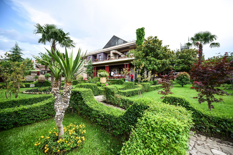 Real Scampis Hotel, Elbasanit