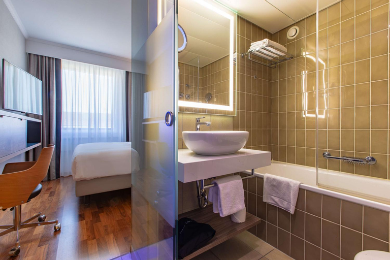 Bathroom 13