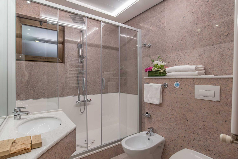 Bathroom 5, Hotel La Giocca Rome, Roma