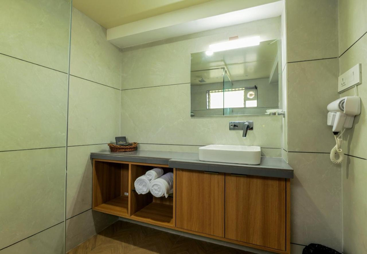 Bathroom, Gold Beach Villa, Daman
