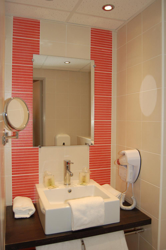 Bathroom 3, Hotel Cositel, CIT'HOTEL Coutances, Manche