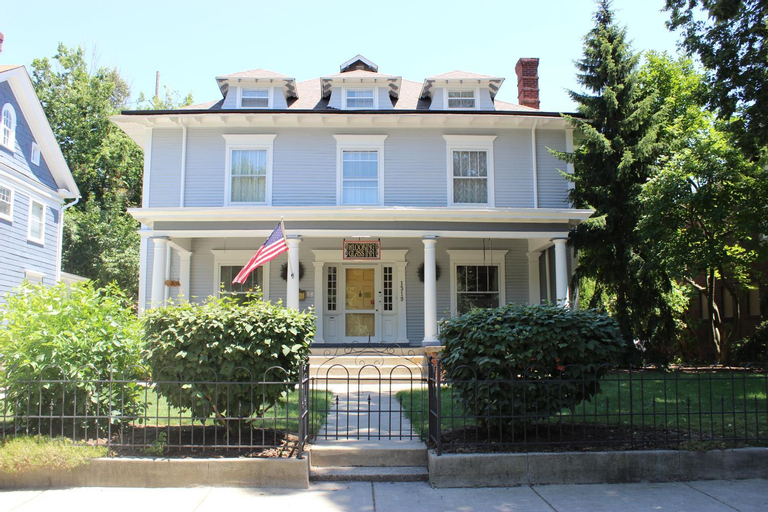 Looking Glass Inn, Marion