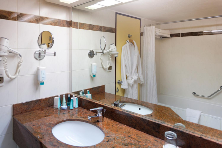Bathroom 2, Carlton Madagascar Hotel, Analamanga