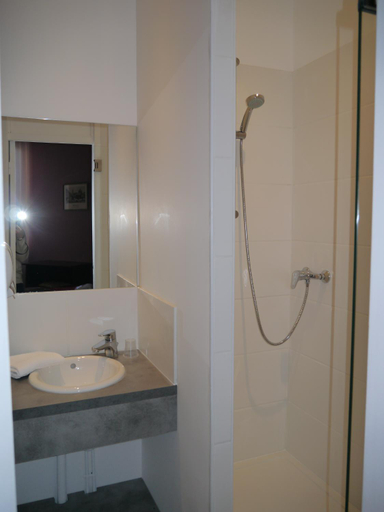 Bathroom 5, Hotel Ambassadeurs, Haute-Garonne