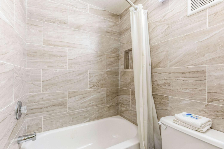 Bathroom 5, Rodeway Inn Fairgrounds - Casino, Hillsborough