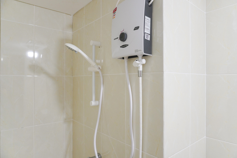 Bathroom 5, Comfort Stay 2BR Apartment M-Town Residence By Travelio, Tangerang