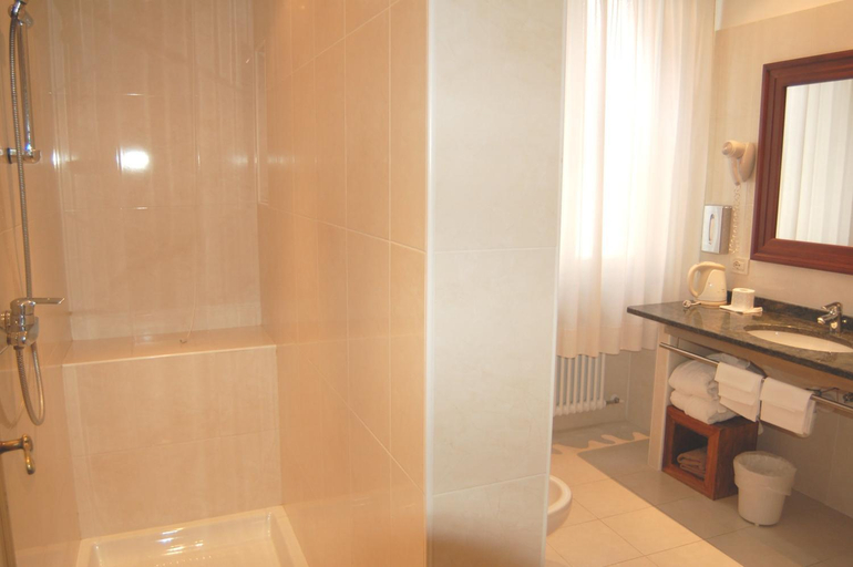 Bedroom 4, Astoria Hotel Italia, Udine