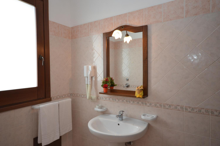 Bathroom 2, Aurora Castelluzzo, Trapani