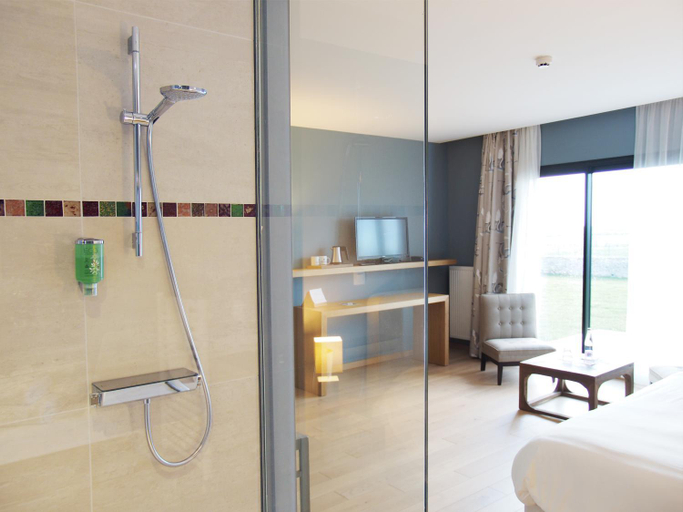 Bathroom 2, Le Chateau de Sable Hotel, Finistère