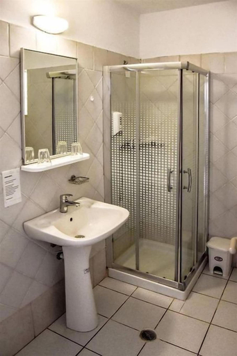 Bathroom 3, Yria Beach Hotel, Crete