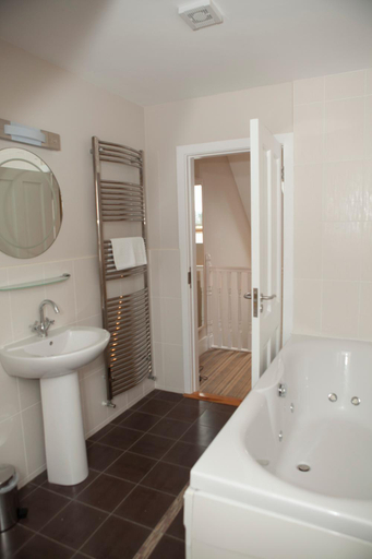 Bathroom 2, Berehaven Lodge