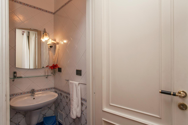 Bathroom 4, Residence Zodiacus, Bari