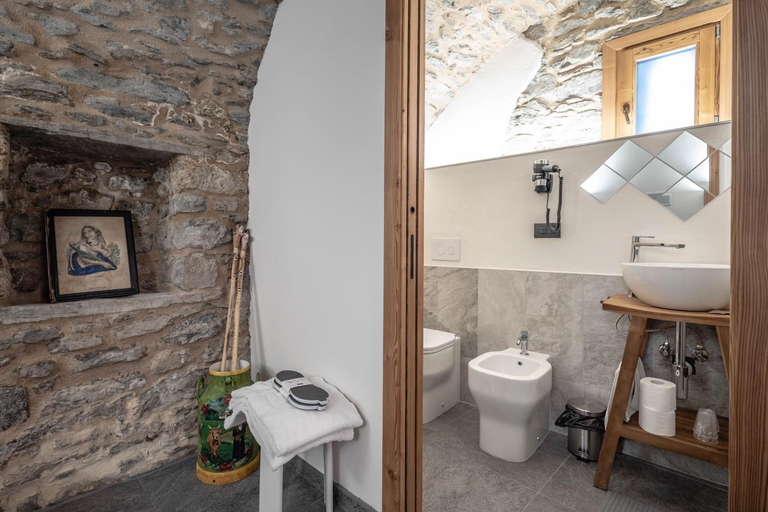 Bathroom 2, Les Plaisirs d'Antan, Aosta