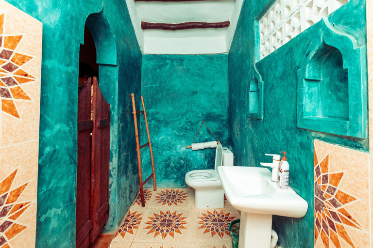 Bathroom 4, Demani Lodge, Kusini