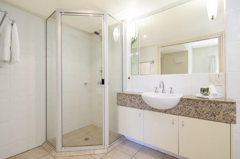 Bathroom 4, Mowbray by the Sea Apartments, Douglas