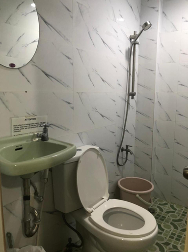 Bathroom 2, THE MANSION - BACKPACKERS Near AIRPORT, Pasay City