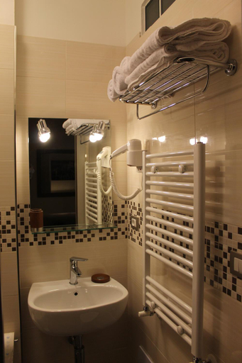Bathroom 2, Aleksandr, Brindisi