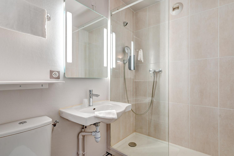 Bathroom 4, B&B HOTEL LOUVECIENNES, Yvelines
