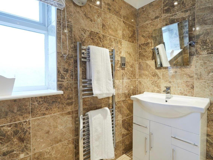 Bathroom 5, The Rose and Crown, Essex