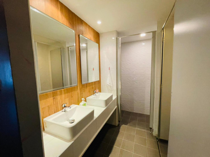 Bathroom 14