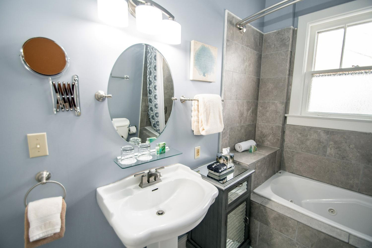 Bathroom 3, Looking Glass Inn, Indianapolis