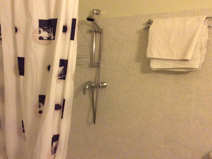 Bathroom 5, Hotel La Fontaine, Hautes-Pyrénées