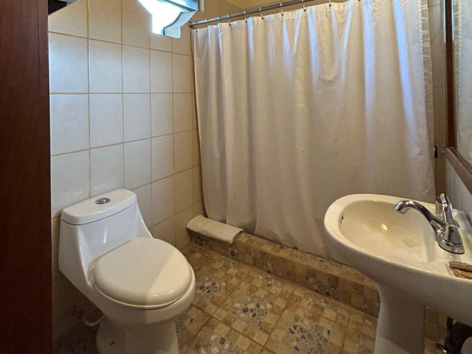 Bathroom 5, Hotel Del Patio, Flores