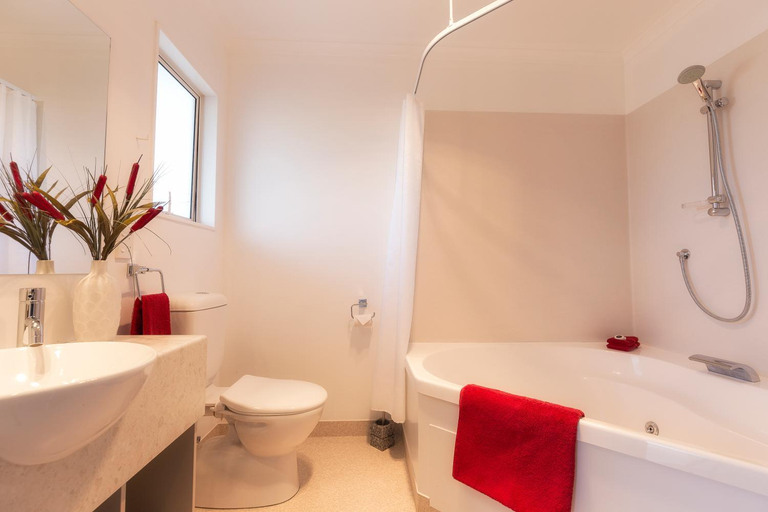 Bathroom 4, Mohua Motels, Tasman
