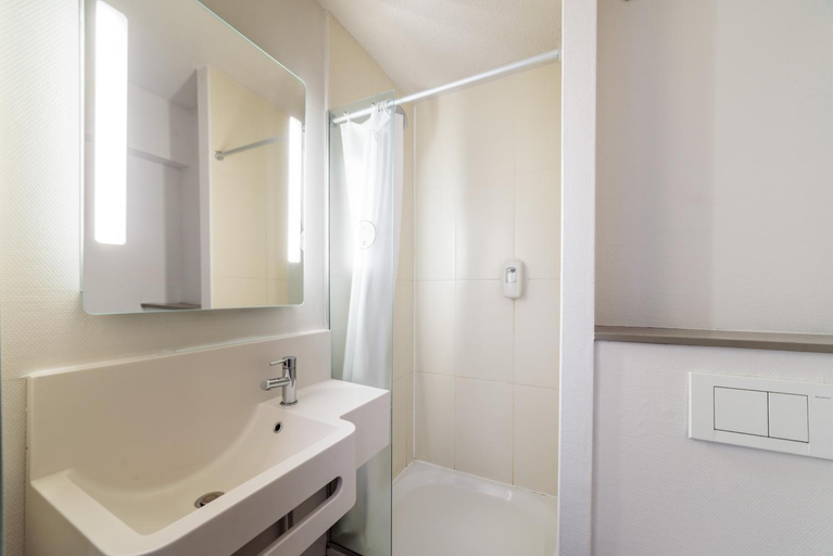 Bathroom 5, B&B HOTEL Belfort, Territoire de Belfort