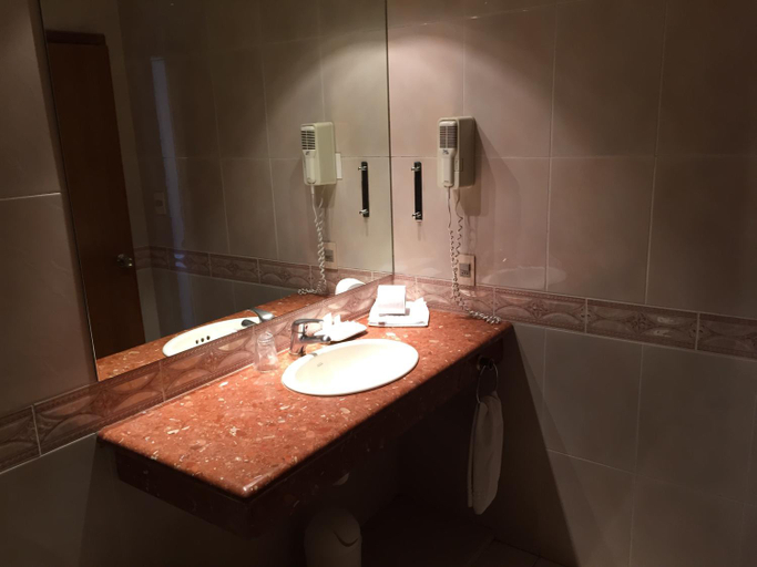 Bathroom 4, Crystal Palace Hotel, Montevideo