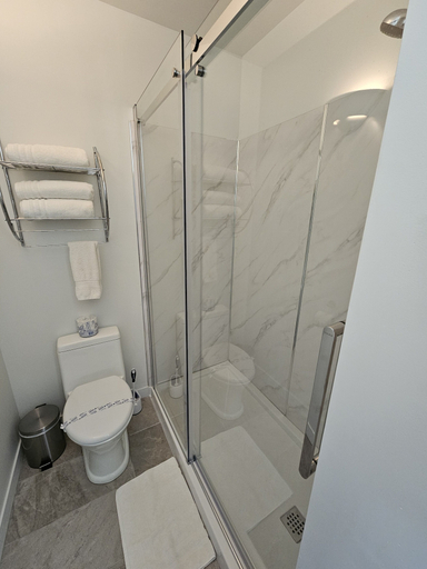 Bathroom 3, hotel Fleurs Karaibes, Kamouraska