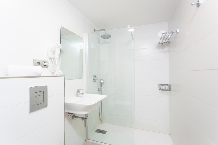Bathroom 4, Aparthotel Africamar, Baleares