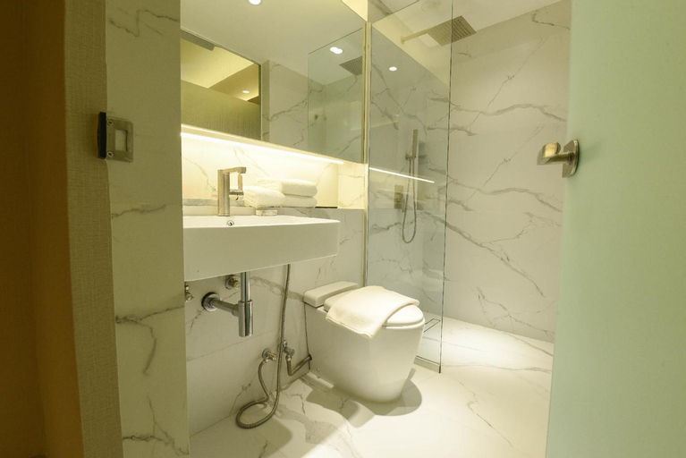Bathroom 13