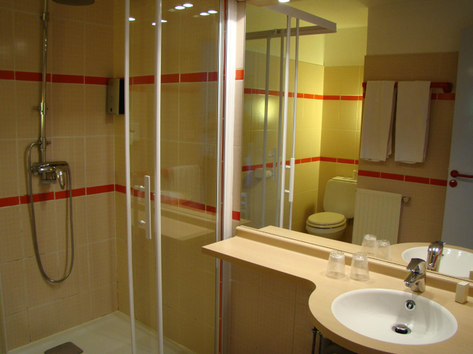 Bathroom 2, Le Moulin Des Gardelles, Puy-de-Dôme