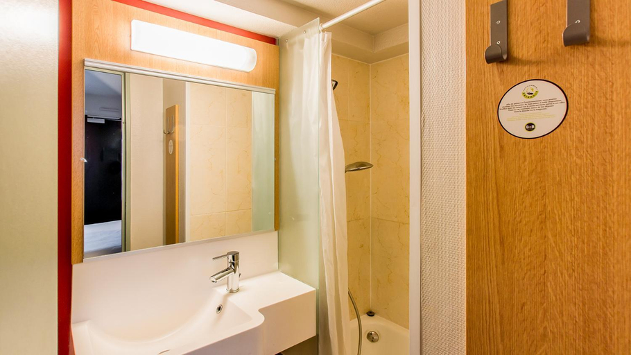 Bathroom 4, B&B HOTEL Agen, Lot-et-Garonne