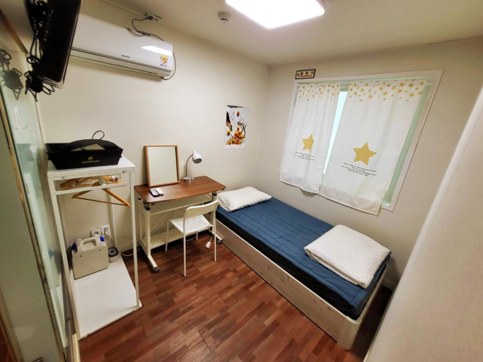 Bedroom 2, 24 Guesthouse Sinchon Avenue, Seodaemun