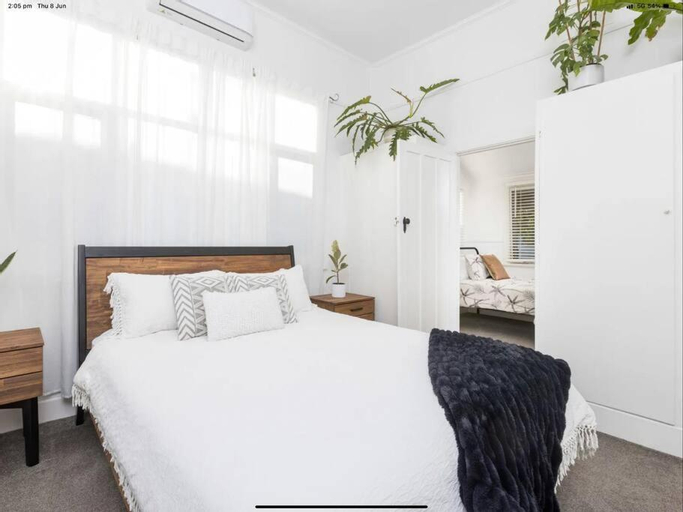 Bedroom 1, Walnut Cottage, Mildura - Pt A