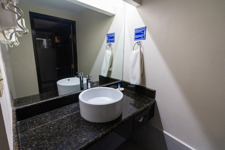 Bathroom 5, Best Western Hotel Plaza Matamoros, Matamoros
