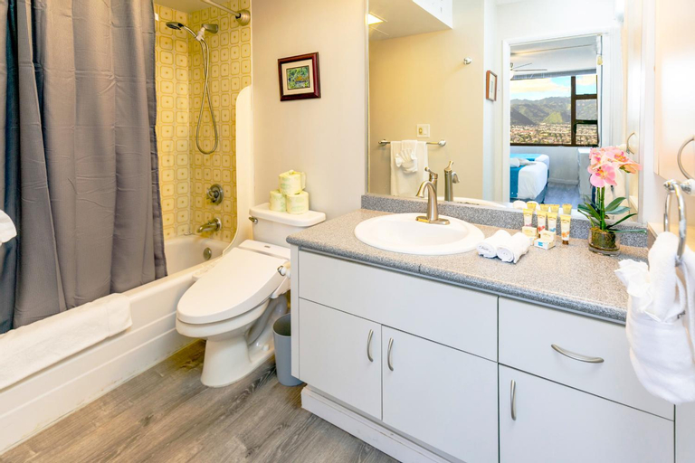 Bedroom 3, Warm Aloha Vibes, Mountain Views, Short Walk to Beach, and Free Parking, Honolulu