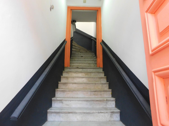 Others 2, Hostal Vampaya, Capital