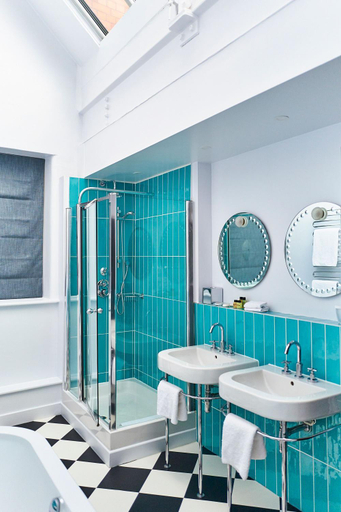 Bathroom 4, Heathcote Hotel, Manchester