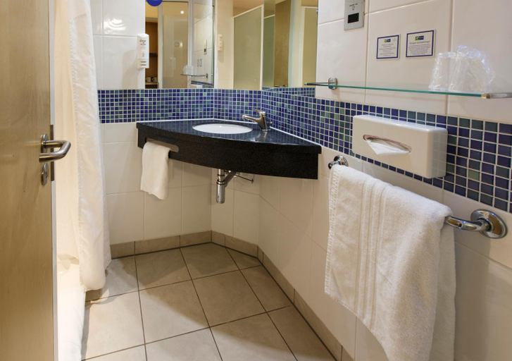 Bathroom 4, Holiday Inn Express Antrim By IHG, Antrim and Newtownabbey