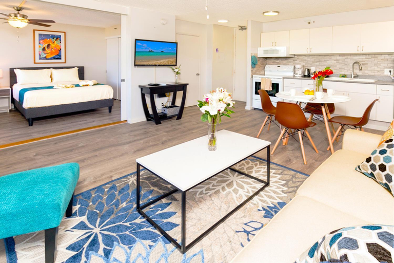 Bedroom 2, Warm Aloha Vibes, Mountain Views, Short Walk to Beach, and Free Parking, Honolulu