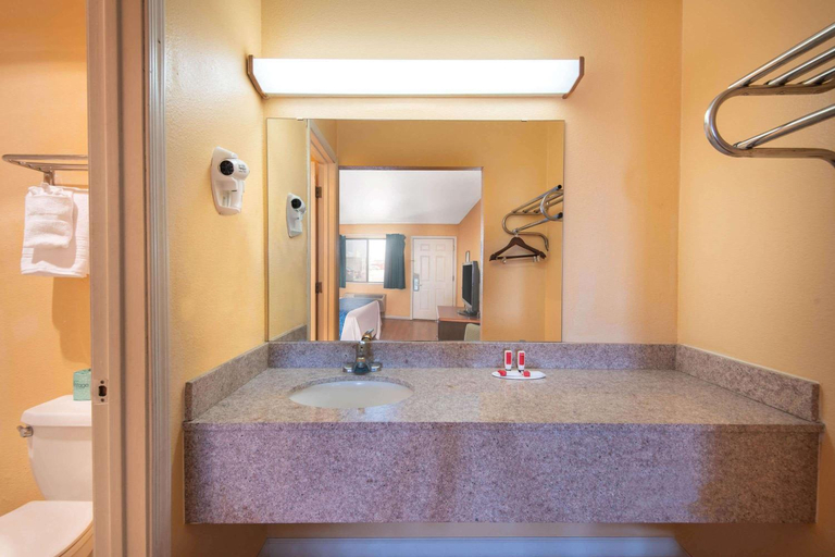 Bathroom 4, Travelodge by Wyndham Kingman, Mohave
