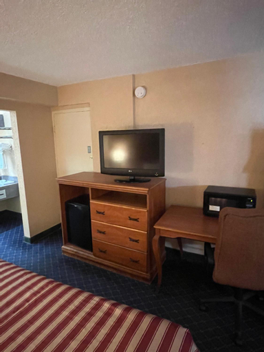 Bedroom 4, The Lodge Hotel and Banquets, Saint Louis