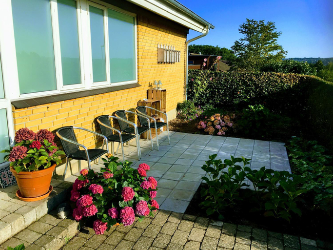 Others 5, 2 rooms, private kitchen, bathroom, and garden., Århus