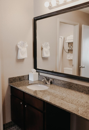Bedroom 3, Eastland Suites Hotel & Conference Ctr, Trademark by Wyndham, McLean