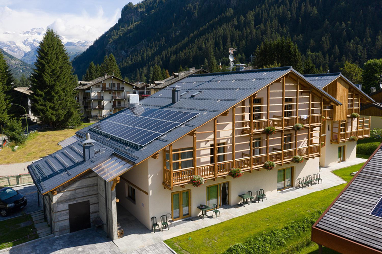 Exterior & Views