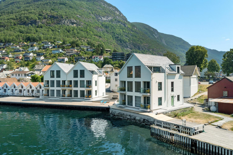 Exterior & Views